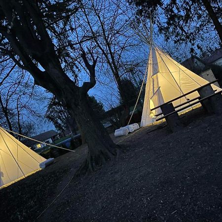 Hotel Teepee v zámecké zahradě Ronow an der Doubrava Exterior foto