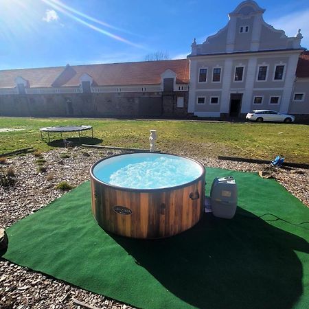 Hotel Teepee v zámecké zahradě Ronow an der Doubrava Exterior foto