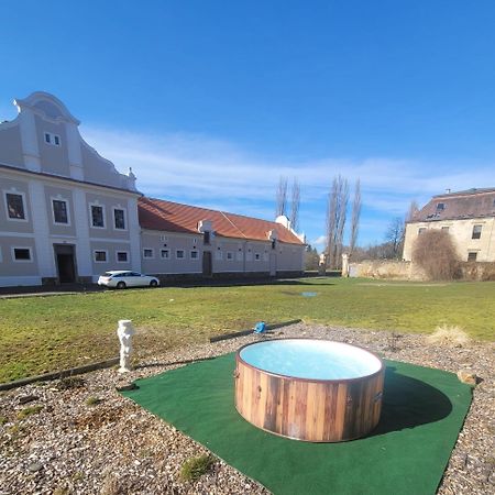 Hotel Teepee v zámecké zahradě Ronow an der Doubrava Exterior foto