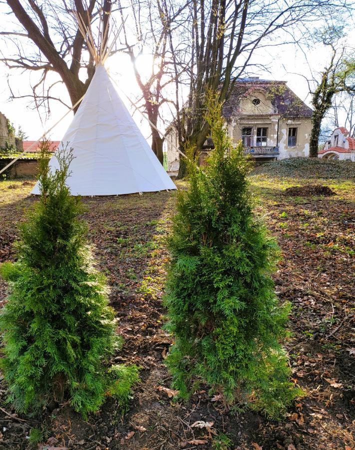 Hotel Teepee v zámecké zahradě Ronow an der Doubrava Exterior foto