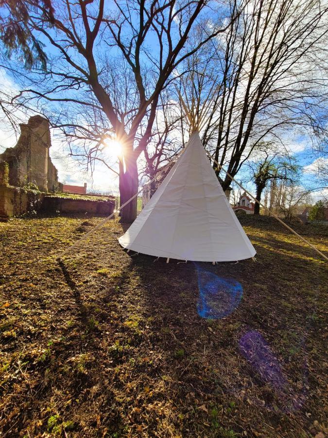 Hotel Teepee v zámecké zahradě Ronow an der Doubrava Exterior foto