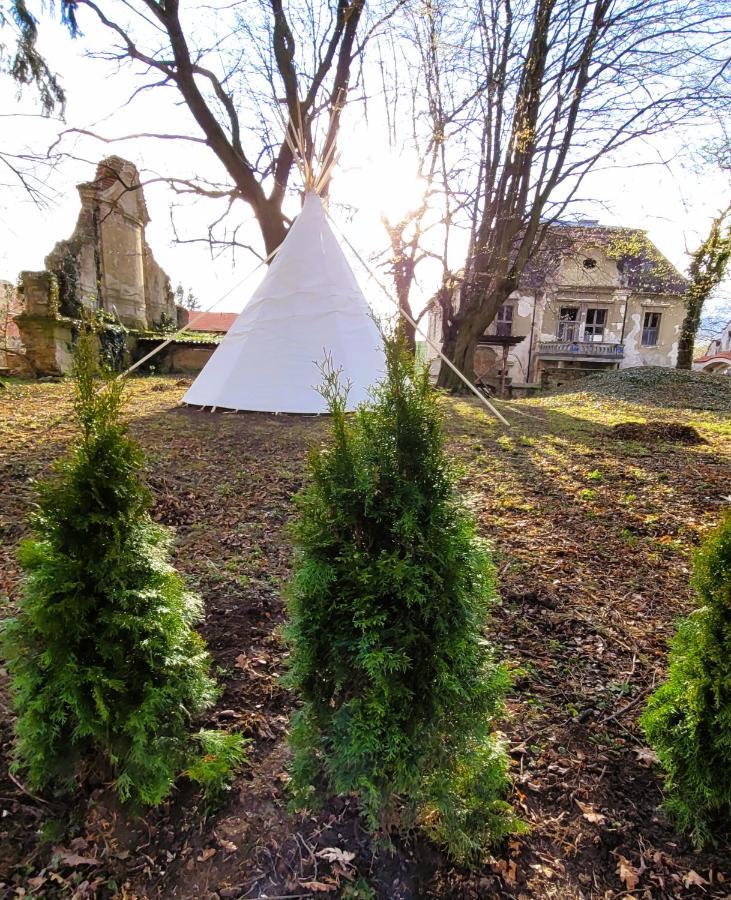 Hotel Teepee v zámecké zahradě Ronow an der Doubrava Exterior foto