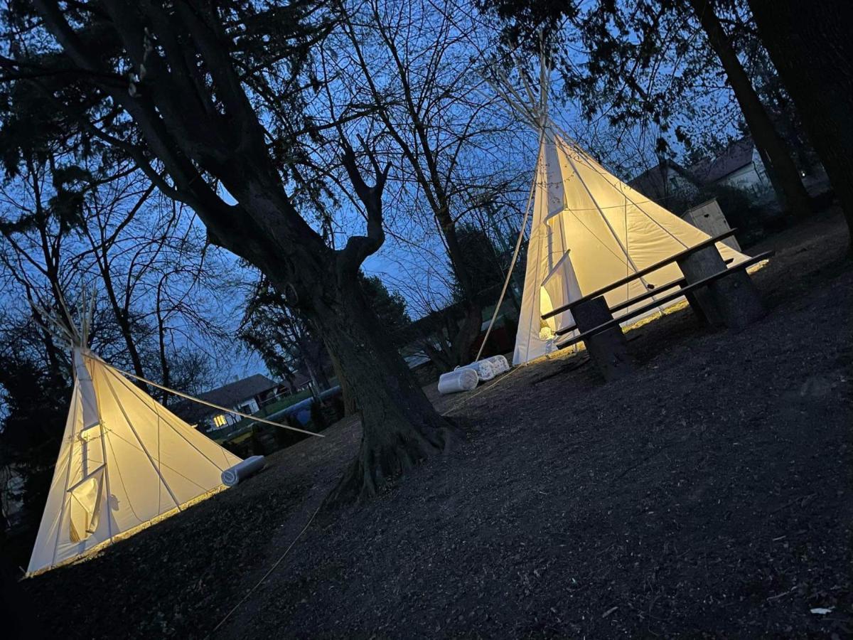 Hotel Teepee v zámecké zahradě Ronow an der Doubrava Exterior foto