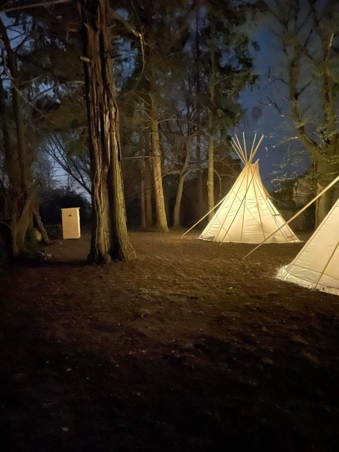 Hotel Teepee v zámecké zahradě Ronow an der Doubrava Exterior foto