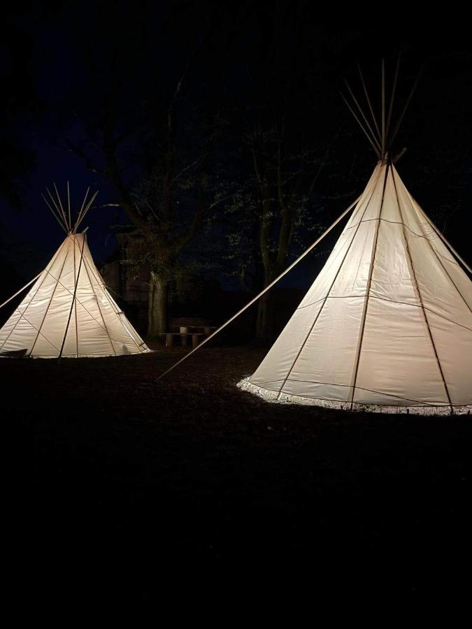 Hotel Teepee v zámecké zahradě Ronow an der Doubrava Exterior foto