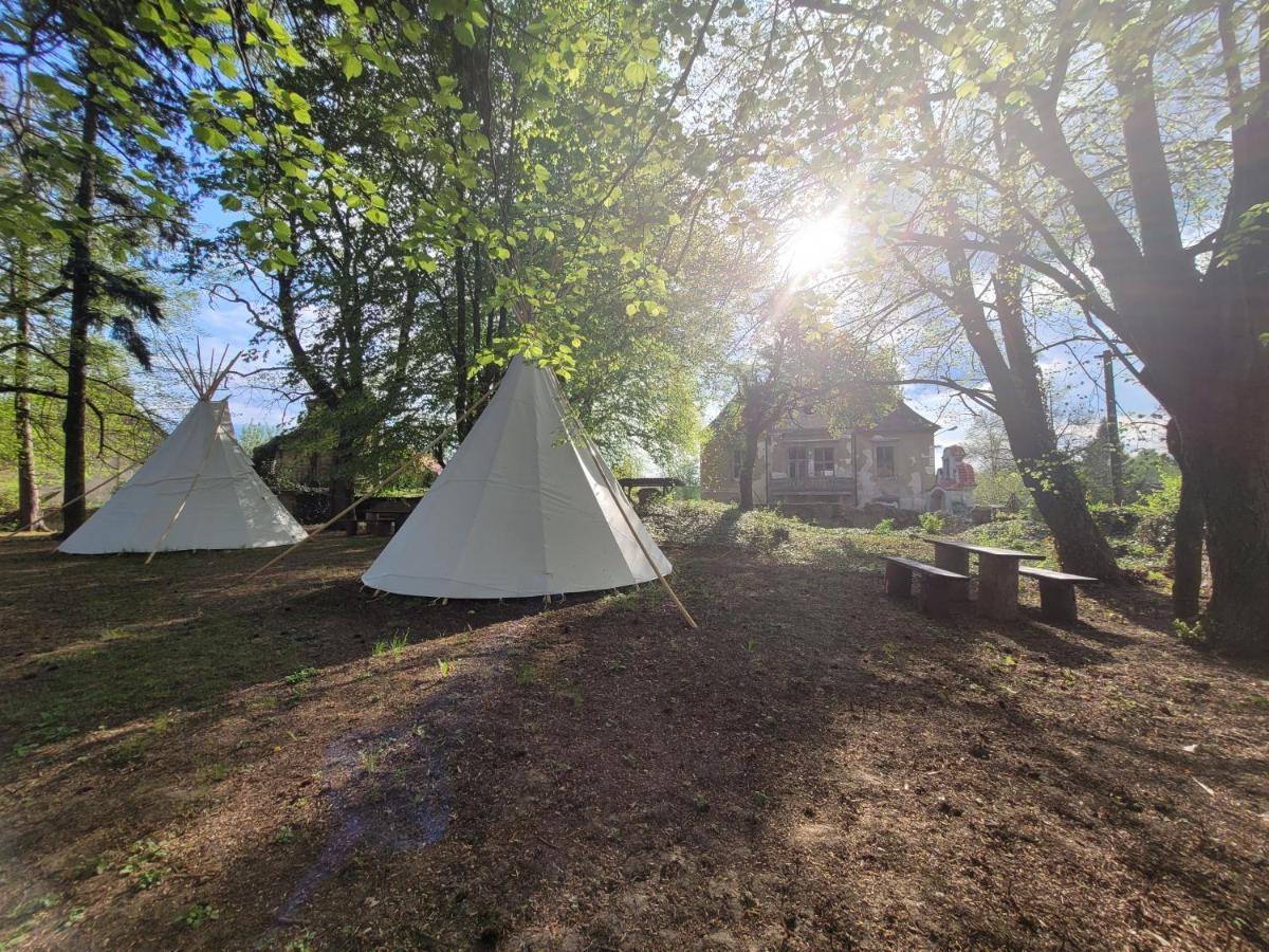 Hotel Teepee v zámecké zahradě Ronow an der Doubrava Exterior foto