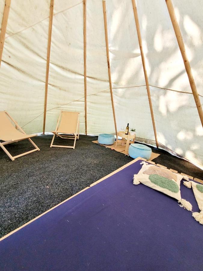 Hotel Teepee v zámecké zahradě Ronow an der Doubrava Exterior foto