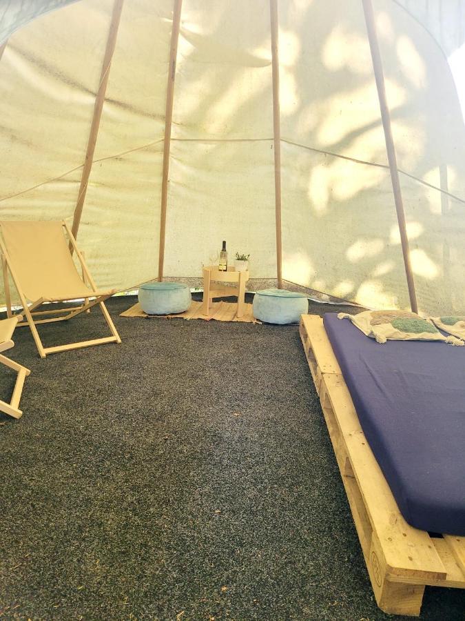 Hotel Teepee v zámecké zahradě Ronow an der Doubrava Exterior foto