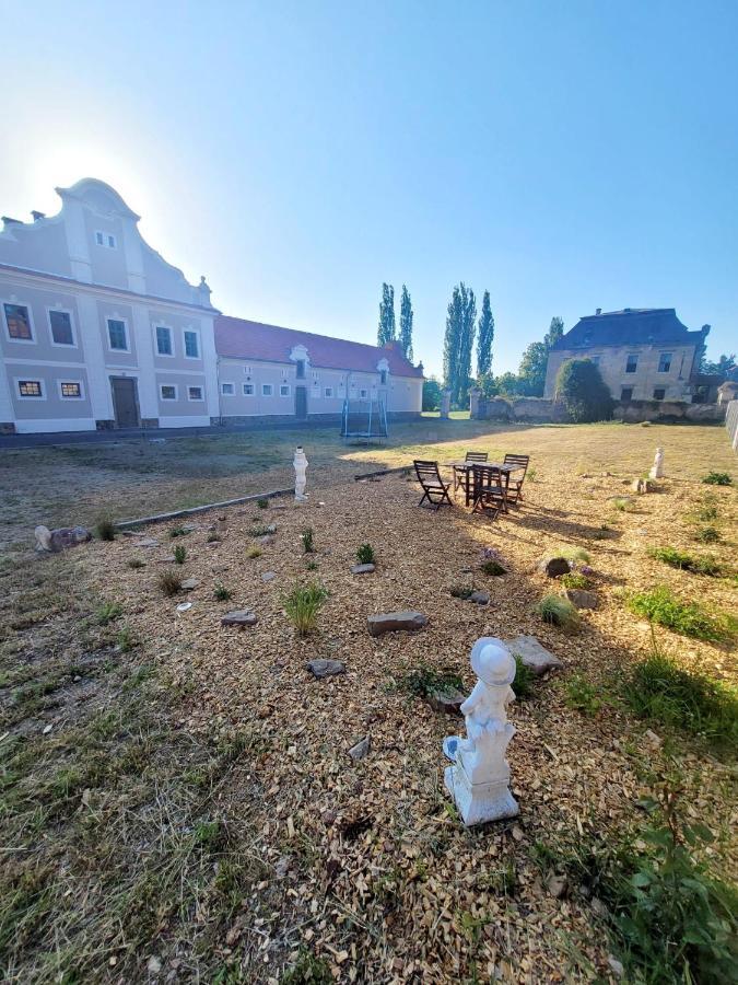 Hotel Teepee v zámecké zahradě Ronow an der Doubrava Exterior foto