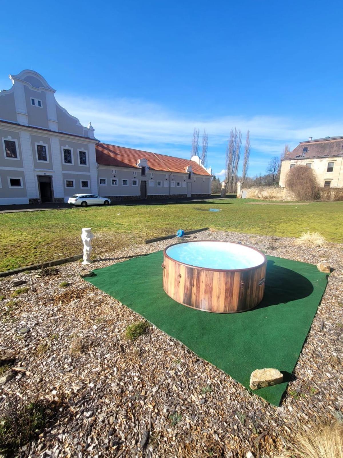 Hotel Teepee v zámecké zahradě Ronow an der Doubrava Exterior foto