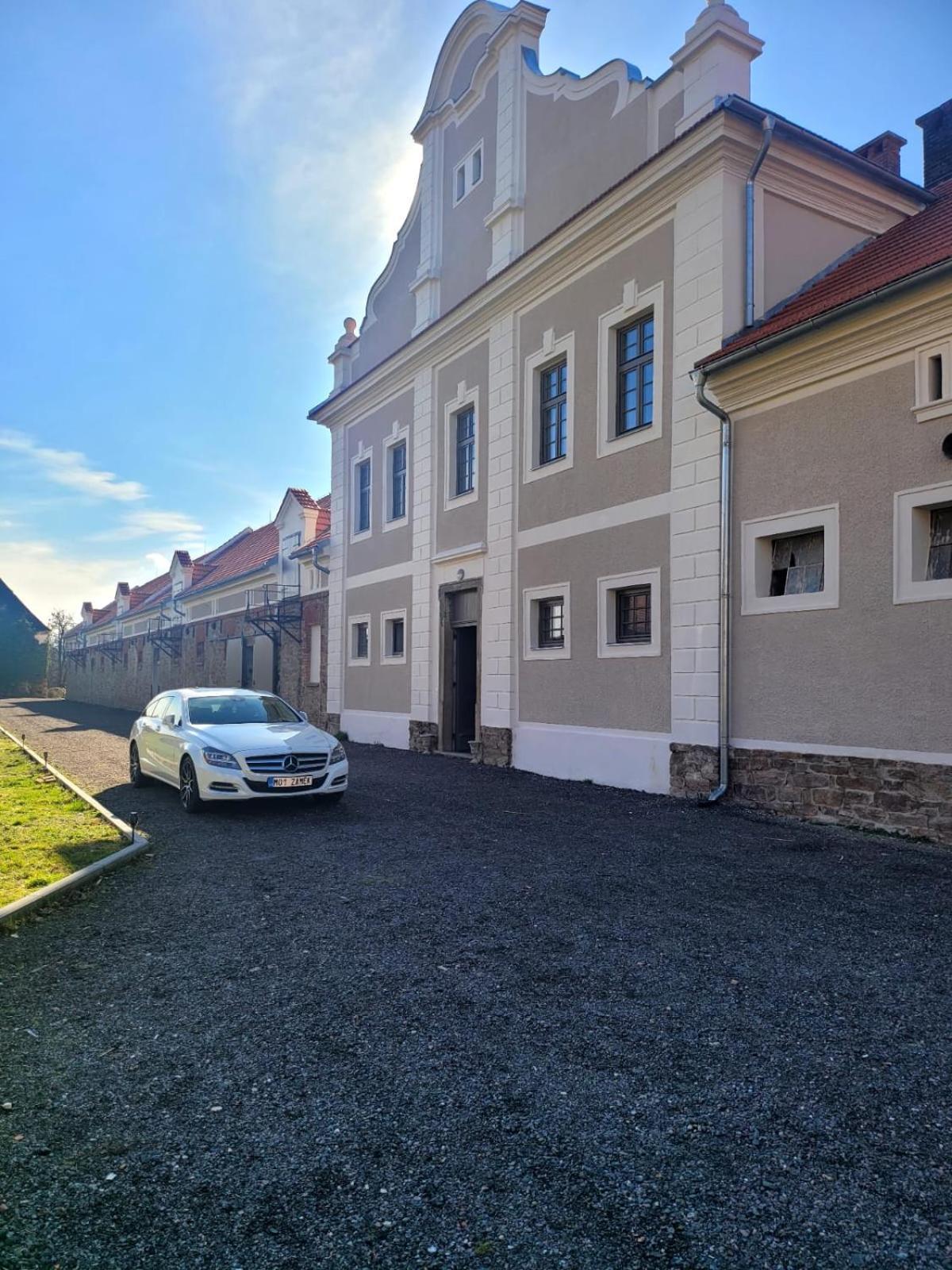 Hotel Teepee v zámecké zahradě Ronow an der Doubrava Exterior foto