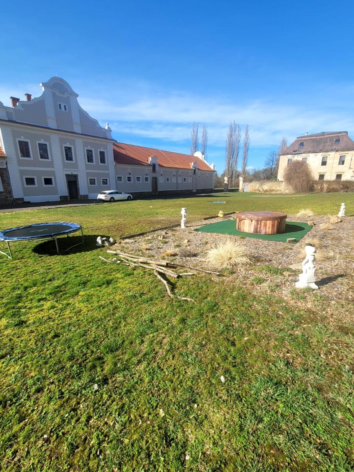 Hotel Teepee v zámecké zahradě Ronow an der Doubrava Exterior foto
